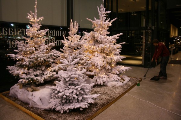 Installation de sapin de Noël dans centre commercial
